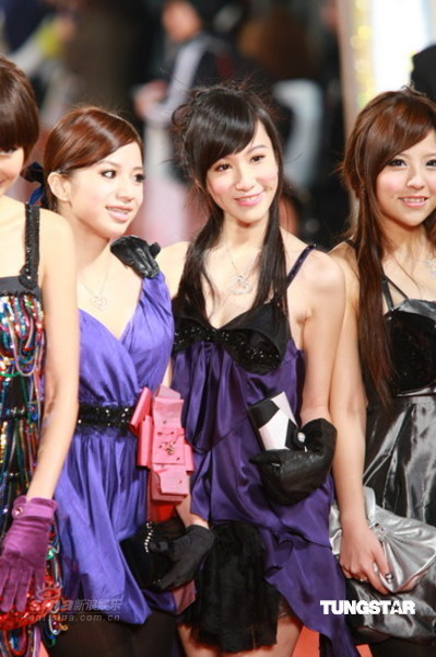 图文:台湾金马奖红毯--黑涩会美眉打扮时尚