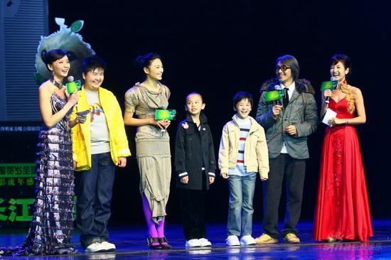 图文:《长江7号》首映庆典--主持人与主演互动