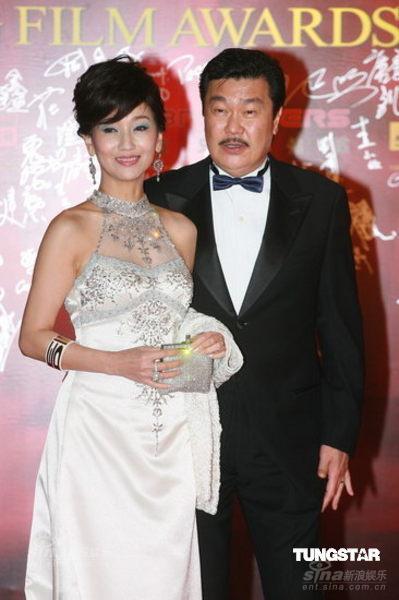 图文:香港金像奖红毯 赵雅芝与丈夫黄锦燊出场