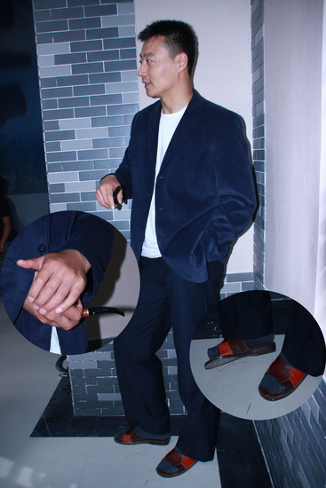任程伟脚穿拖鞋握烟斗