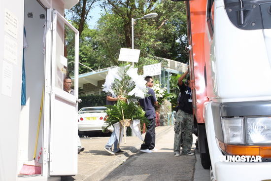 图文成奎安出殡灵车撒纸钱