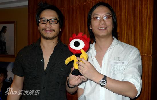 "风云"组合对战 导演与小浪合影