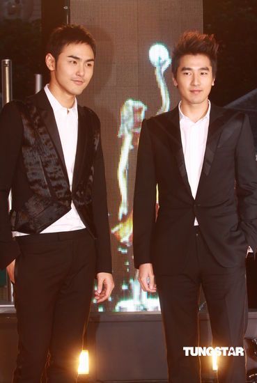 图文29届香港金像奖红毯赵又廷阮经天