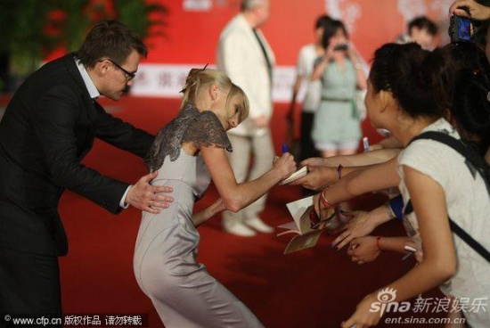图文上海电影节闭幕红毯外国女星险摔倒