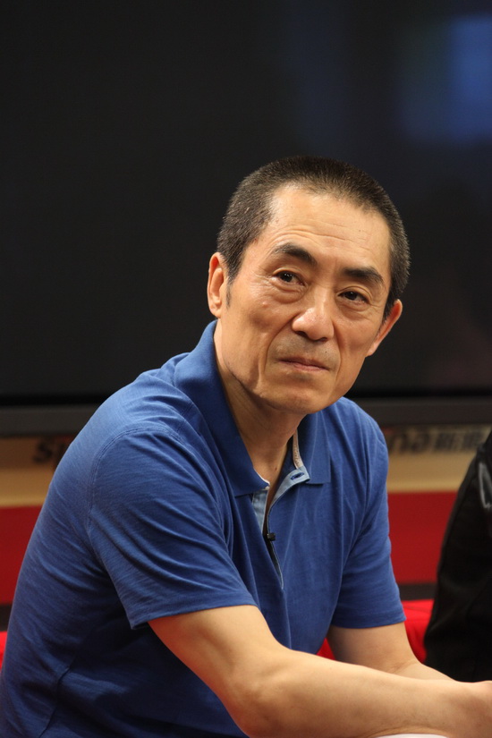 图文:《山楂树》主创做客-张艺谋欣赏预告片