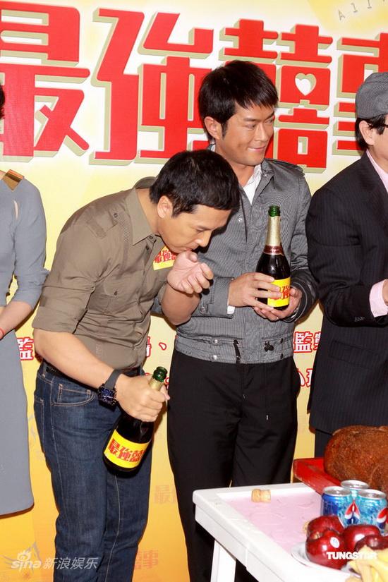 图文最强喜事发布会甄子丹擦嘴