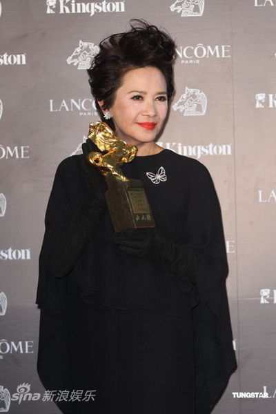 图文台湾电影金马奖叶德娴展示奖杯