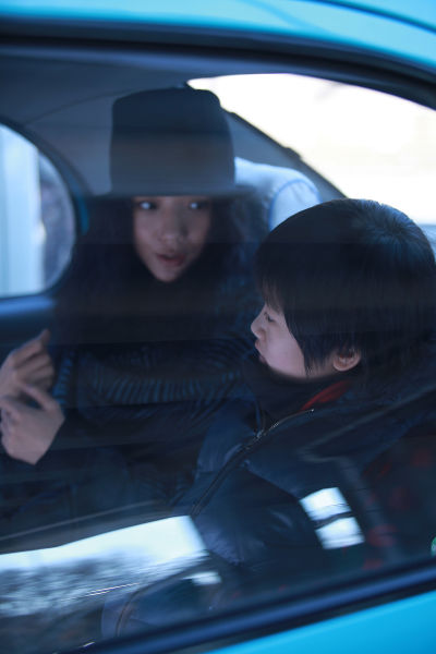 王珞丹(微博),张译(微博),吴天明主演的微电影《老人愿》中,王珞丹