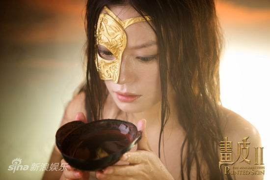 图文:《画皮2》剧照-赵薇水中举杯