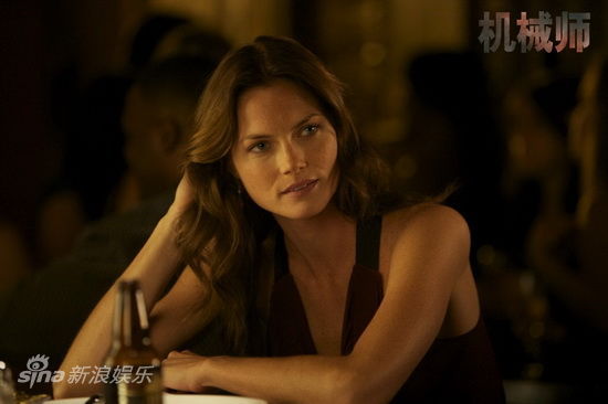 机械师2日公映猛男露肌肉美女秀身材