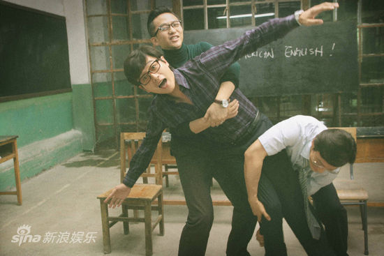 图文:陈可辛新片曝角色造型-三兄弟片场打闹