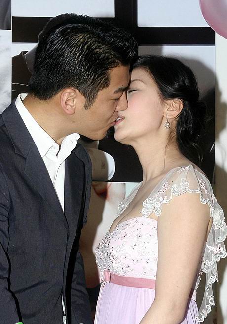 孙志浩在女儿满月酒上吻妻子贾静雯(资料图片)昔日的甜蜜,变成如今的