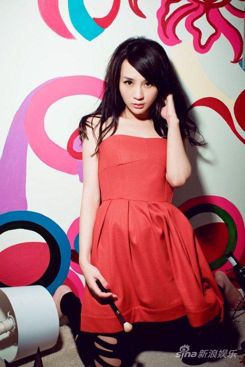 童唯佳拍梦幻甜美风写真精致面庞似极洋娃娃