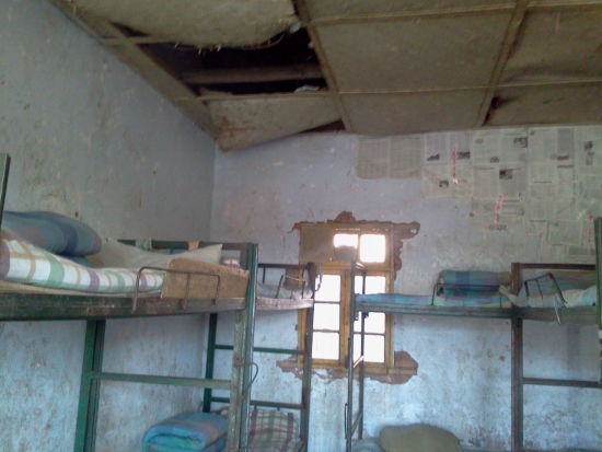 四川凉山州普格县辉隆中心小学学生们破旧的床