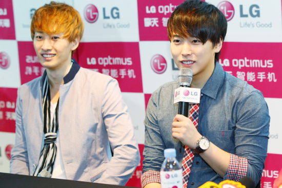 与粉丝相处欲擒故纵   新浪娱乐讯 6月5日,亚洲人气组合superjunior的