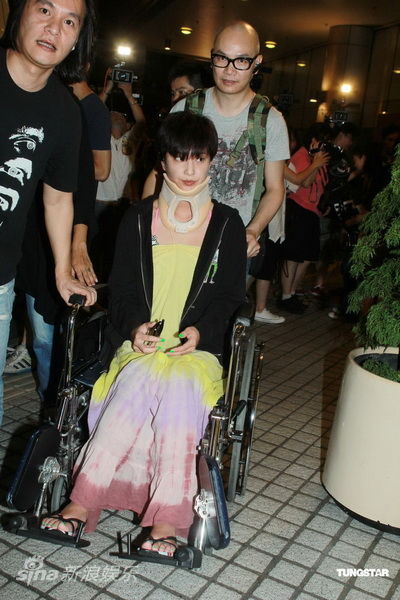 图文郑希怡安全返港郑希怡已无大碍