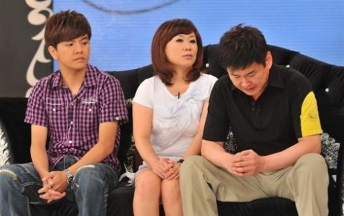 贺一航招妓吸毒求原谅 崩溃大哭愧对老母(图)