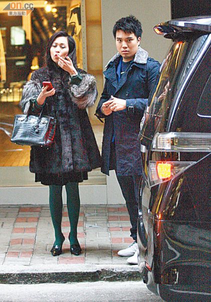 顾纪筠贵妇出巡派红包 与男友人逛街空手回(图)