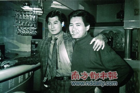在周润发之前,邓光荣早已以黑帮大哥的角色纵横影坛,生活中更是寸哥
