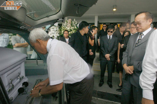 刘志敏目送罗慧娟的灵柩搬上灵车,十分伤感.