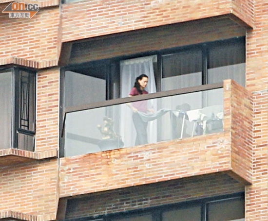 舒淇迁新居后深居简出,更一身轻便装于露台晾衣服