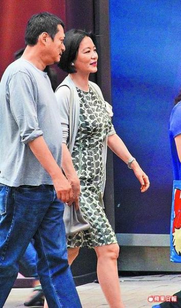 林青霞(右)前天(9月5日)在张叔平陪同下,现身铜锣湾时代广场逛大街