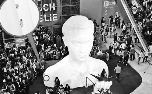 张国荣纪念雕像因市民热情抚摸而开裂