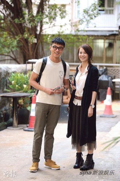黄浩然(左)与黄翠如(右)拍摄新剧外景时遇见记者,两人都笑着主动挥手