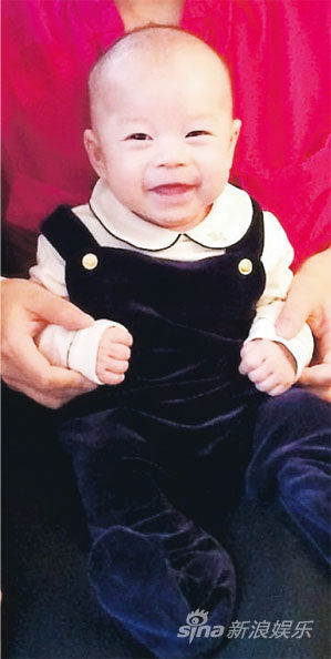 霍启刚秀出全家福 儿子霍中曦笑得开心