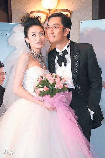 吴启华跟石洋子于2007年结为夫妇。