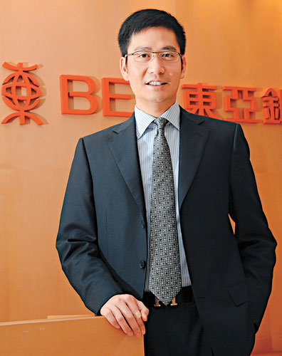 2008年7月29日,香港,徐子淇穿性感吊带晚装与丈夫李家诚赴宴.