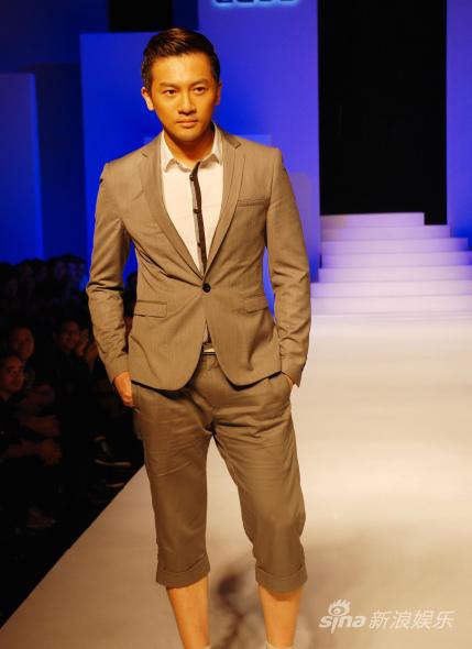苏有朋造型夸张复古t台走秀成熟有范儿组图