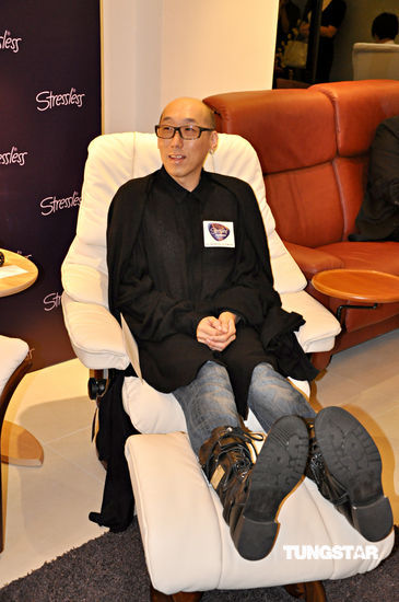 组图:顶级家具店入驻香港 张燊悦急试坐休闲椅