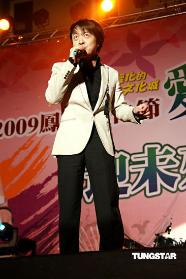 组图瑶瑶被小学生团抱搞笑自封水果篮姐姐