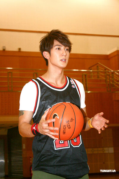 图文:吴尊庆31岁生日-吴尊拿着篮球_影音娱乐_新浪网