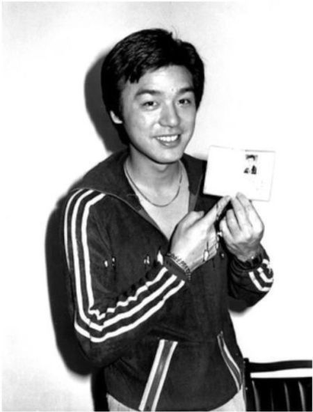 钟镇涛晒35年前旧照 神似韩星李敏镐(图)