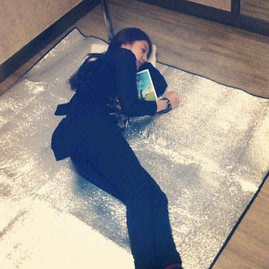 韩歌手boa躺地板上玩昏迷照公开(图)