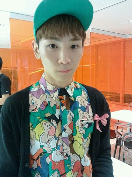 韩团shinee成员key秀出完美无暇婴儿般皮肤