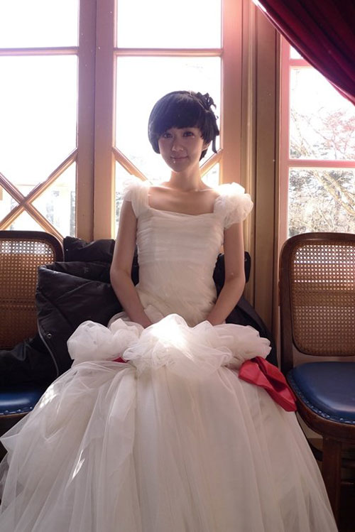 张娜拉日本拍摄婚纱写真 短发造型受好评