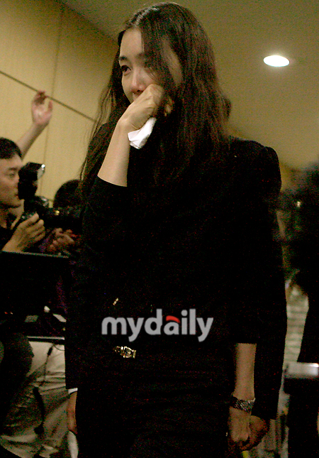 图文:李秉宪崔智友等吊唁朴龙河-崔智友