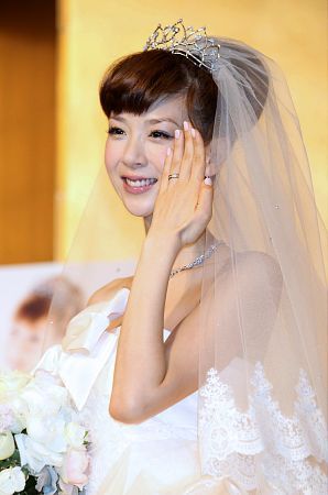 星野亚希东京完成婚礼穿婚纱感谢媒体组图