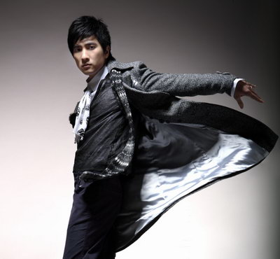 刘子豪为《名仕》拍写真 风衣长衫儒雅潇洒(图)