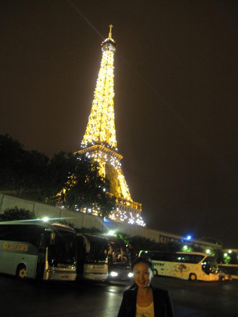 甘薇亲密接触梦幻巴黎埃菲尔铁塔下搞怪拍照