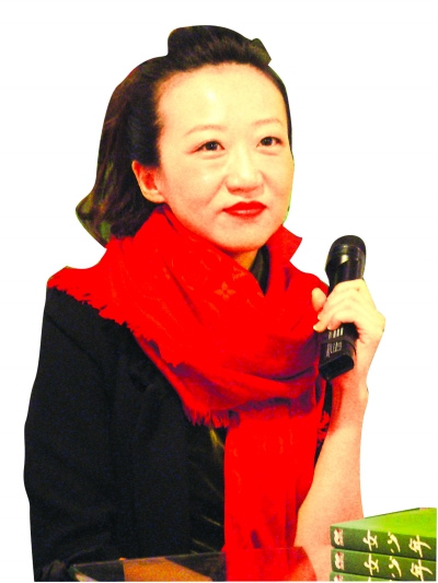 专栏作者,主持人等多个身份,秋微被称为"中国第一才女作家",又因为曾