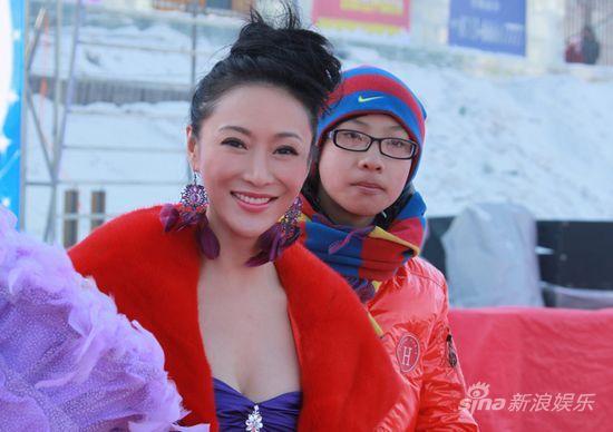 郭金低胸礼服冰城获年度演员奖演技受肯定