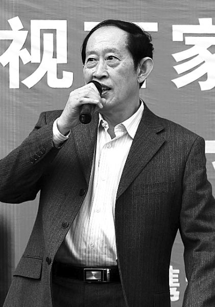 王立群白岩松郑州签售 回应质疑尽显嘴上功夫