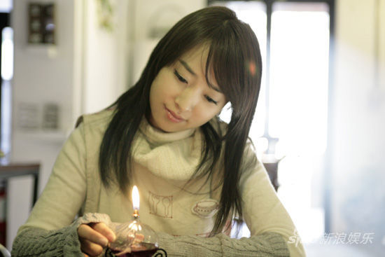 《爱很美》的宣传写真,只是这次身边少了男搭档刘佳,整组照片保持了