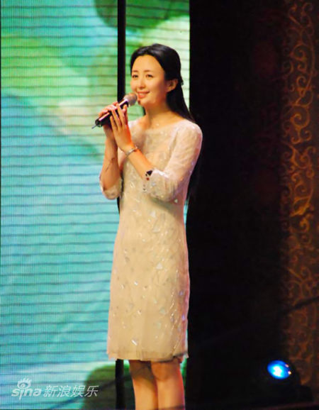 中国导演明星欢乐汇 杨童舒首献歌喉震惊全场_影音娱乐_新浪网
