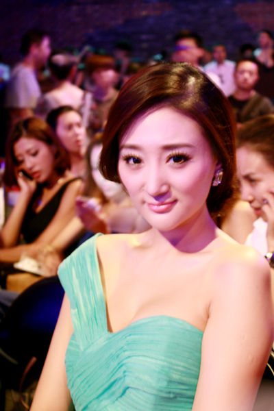 徐杉亮相时尚秀场 长裙大范儿显优雅(图)