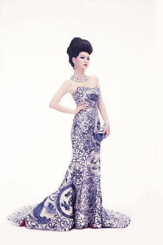 戚薇身穿郭培设计的青花瓷礼服
